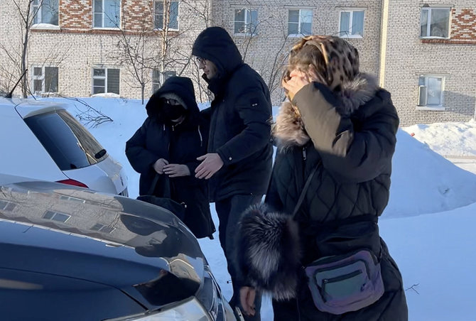Moteris, kuri, kaip manoma, yra Aleksejaus Navalno motina, palieka Charpo pataisos koloniją