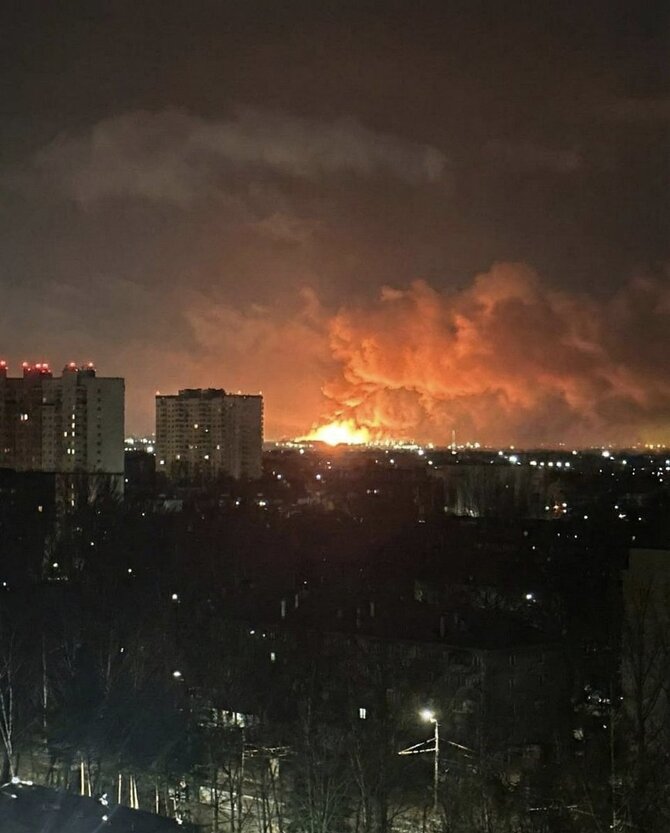 Kadras iš vaizdo įrašo/Ukraina smogė Rusijos naftos gamyklai Jaroslavlyje