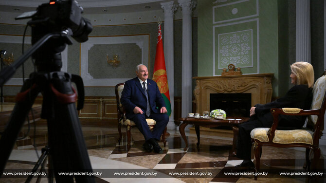 Baltarusijos prezidento kanceliarijos nuotr./Aliaksandras Lukašenka duoda interviu „Newsmax“ laidai