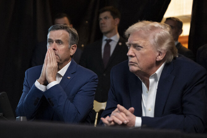 AFP/ „Scanpix“/Donaldas Trumpas, FTB vadovas Johnas Ratcliffe'as stebi operaciją Venesueloje