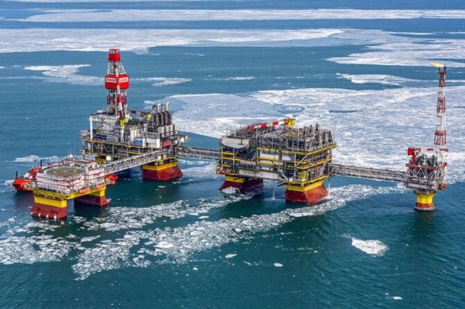 „Lukoil“ nuotr./Filanovskio naftos platforma Kaspijos jūroje