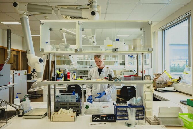 Meredith Kohut/ „The New York Times“/Chemikė laboratorijoje tiria policijos perduotus miltelius