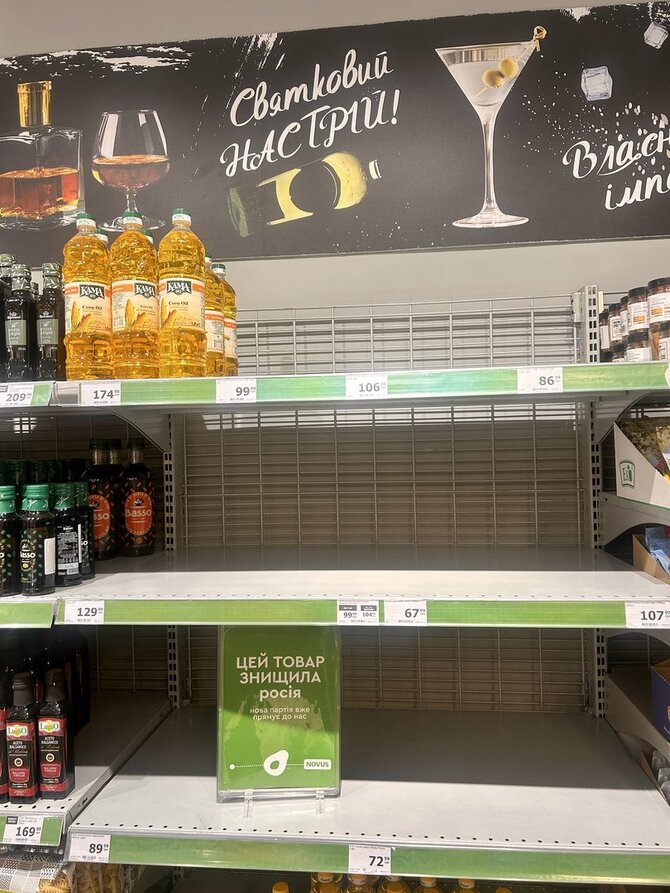 Kim Barker/ „The New York Times“/Pustuštės maisto produktų lentynos prekybos centre Kyjive