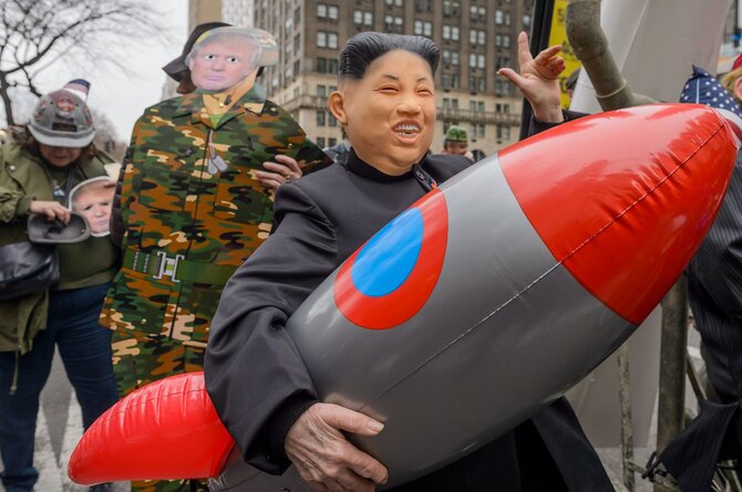 SIPA/„Scanpix“/Kim Jon Uno kaukė