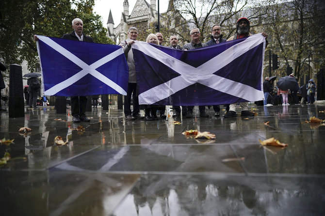 „AP“/„Scanpix“/Demonstrantai laiko Škotijos vėliavas prie Didžiosios Britanijos Aukščiausiojo teismo