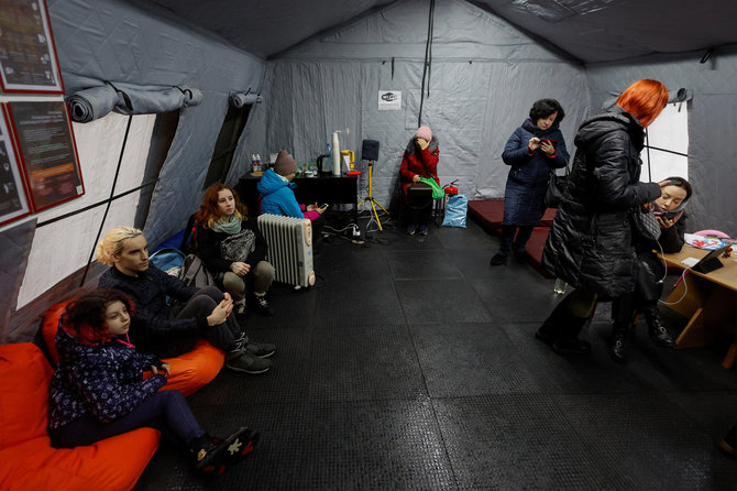„Reuters“/„Scanpix“/Kyjivo gyventojams mieste įrengta stotelių, kur galima pasinaudoti elektra, pasišildyti