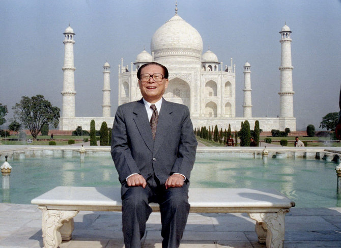 „Reuters“/„Scanpix“/Buvęs Kinijos lyderis Jiang Zeminas pozuoja priešais Tadž Mahalą, 1996