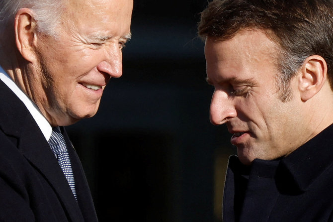 „Reuters“/„Scanpix“/Prancūzijos prezidentas Emmanuelis Macronas ir JAV prezidentas Joe Bidenas