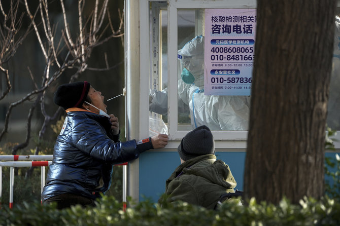 „AP“/„Scanpix“/Jau keletą mėnesių Kinijoje kasdien buvo atliekami testai gyventojams