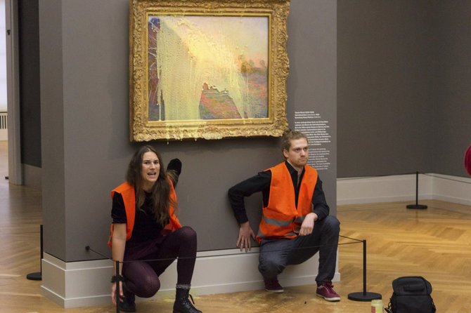 „AP“/„Scanpix“/Potsdame protestuotojai bulvių koše ištepė Claude'o Monet paveikslą 