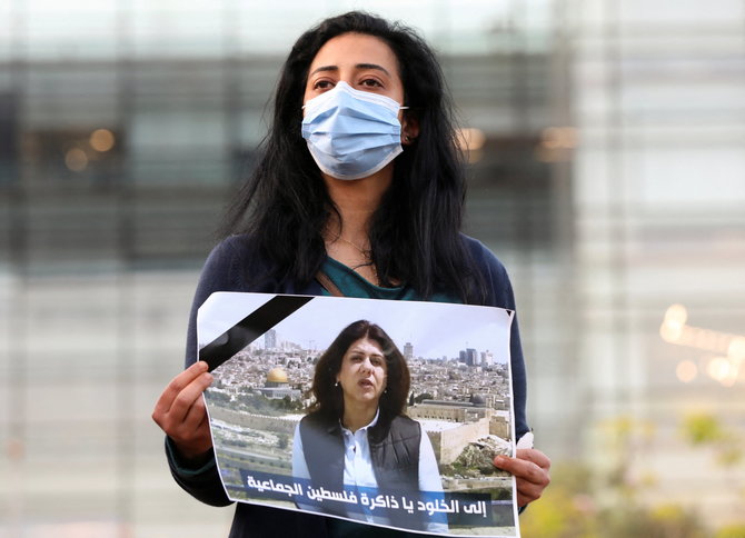 „Reuters“/„Scanpix“/Libano žurnalistė išreiškia solidarumą Sh.Abu Akleh priešais Jungtinių Tautų būstinę Beirute