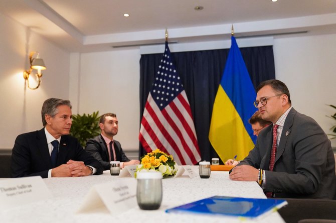 „AFP“/„Scanpix“/JAV valstybės sekretorius Antony Blinkenas ir Ukrainos Užsienio reikalų ministras Dmytro Kuleba