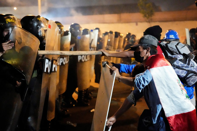 „Reuters“/„Scanpix“/Protestuotojai Peru sostinėje Limoje