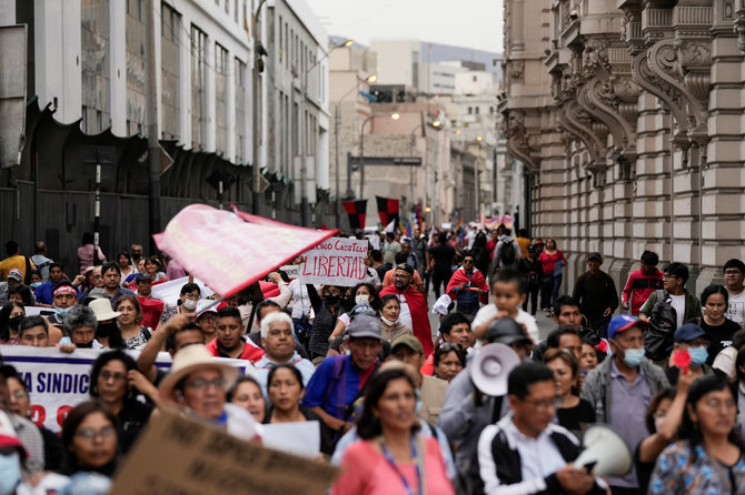 „Reuters“/„Scanpix“/Protestuotojai Peru sostinėje Limoje