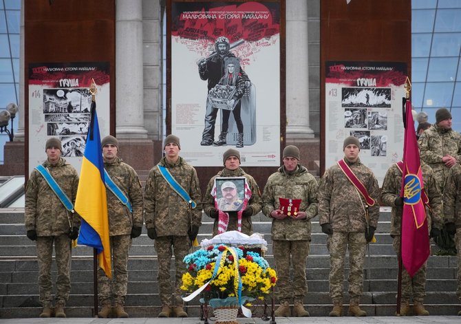 „AP“/„Scanpix“/ Ukrainos kariai budi prie savo bendražygio Oleho Jurčenkos karsto