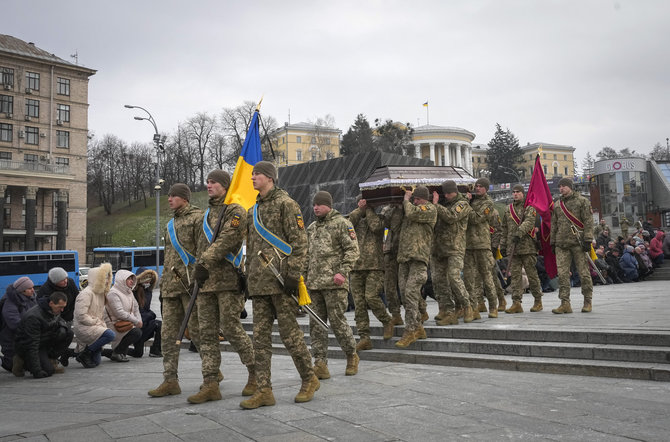 „AP“/„Scanpix“/Žmonės klūpo, kai Ukrainos kariai neša savo bendražygio Oleho Jurčenkos karstą