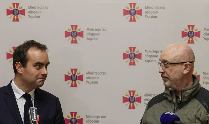 „Reuters“/„Scanpix“/Prancūzijos ginkluotųjų pajėgų ministras Sebastienas Lecornu ir Ukrainos gynybos ministras Oleksijus Reznikovas