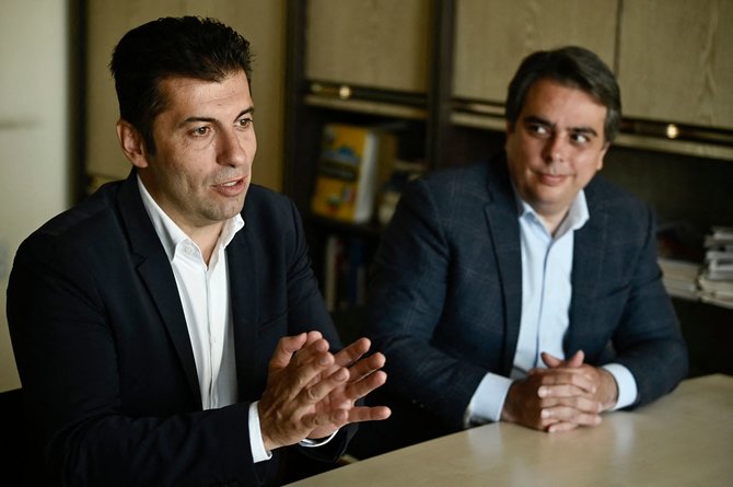 „AFP“/„Scanpix“/Buvęs Bulgarijos ministras pirmininkas Kirilas Petkovas ir finansų ministras Assenas Vasilijevas