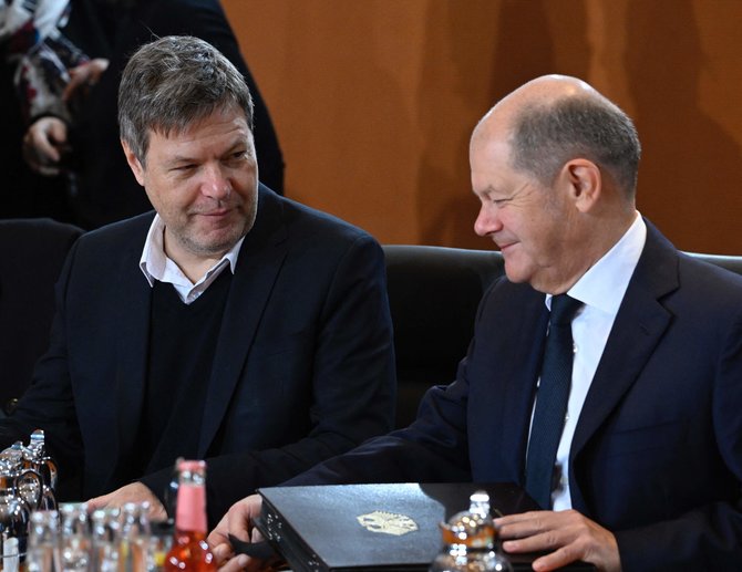 „AFP“/„Scanpix“/Vokietijos kancleris Olafas Scholzas ir ekonomikos ministras Robertas Habeckas 