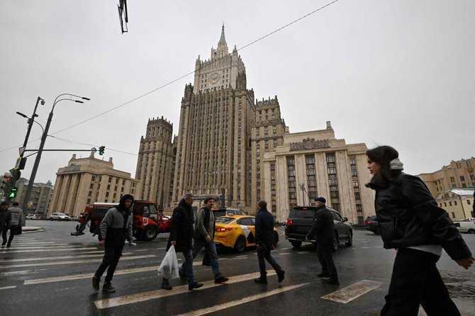 „AFP“/„Scanpix“/Maskvos gyventojai šalia Rusijos užsienio reikalų ministerijos