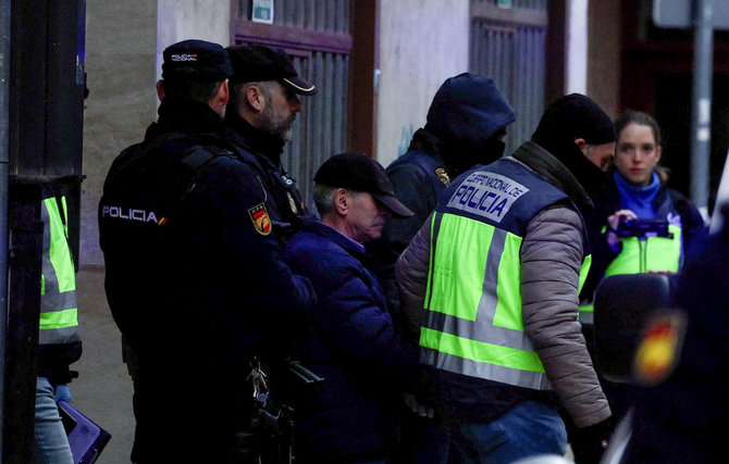 „Reuters“/„Scanpix“/Ispanijos policija suėmė įtariamąjį, atsakingą už laiškų su bombomis siuntimą ambasadoms