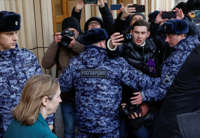 „Reuters“/„Scanpix“/JAV ambasadorė Rusijoje Lynne Tracy pakeliui į Užsienio reikalų ministeriją