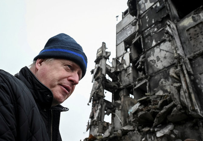 „Reuters“/„Scanpix“/Buvęs JK premjeras Borisas Johnsonas Borodiankos miestelyje Ukrainoje