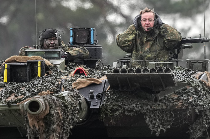 „AP“/„Scanpix“/Vokietijos gynybos ministras Borisas Pistorius tankų batalione