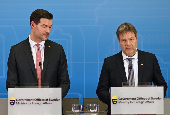 „DPA“/„Picture-Alliance“/„Scanpix“/Vokietijos ekonomikos ministras Robertas Habeckas ir jo kolega Johanas Forrsellis