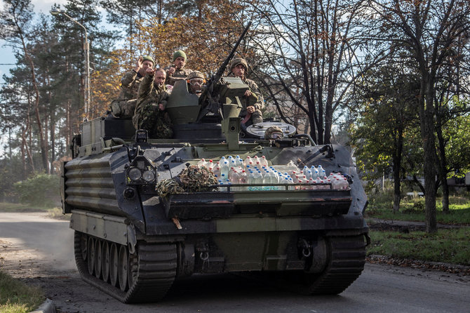 „Reuters“/„Scanpix“/Ukrainos kariai M113 šarvuotyje