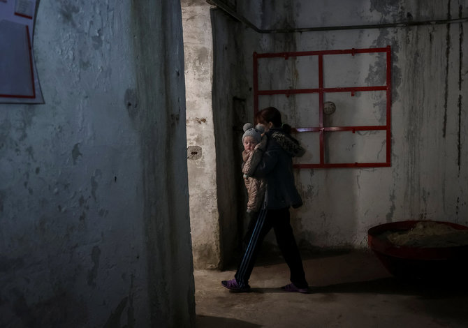 „Reuters“/„Scanpix“/Moteris su kūdikiu slėptuvėje Charkive