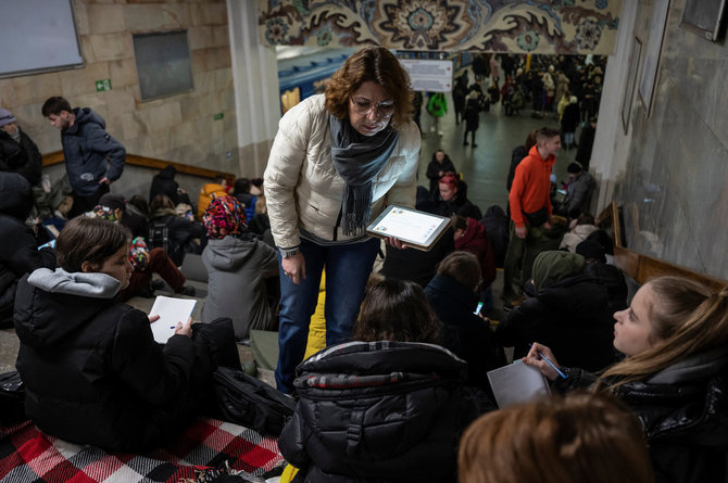 „Reuters“/„Scanpix“/Mokytoja veda pamoką mokiniams slėptuvėje metro stotyje