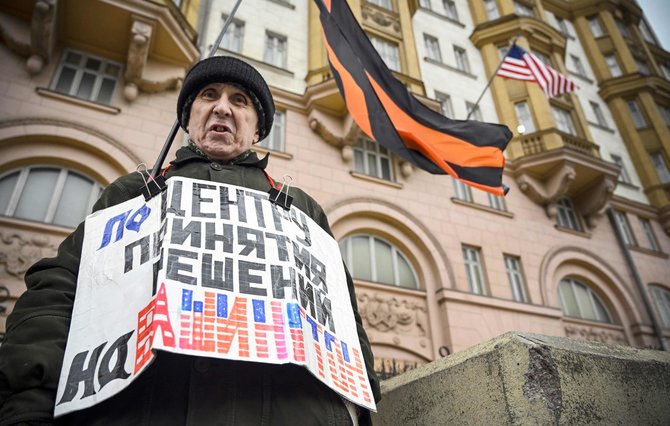 „AFP“/„Scanpix“/V.Putiną palaikančios aktyvistės protestas prie JAV ambasados Maskvoje