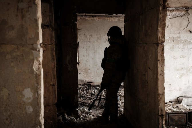 „AFP“/„Scanpix“/Ukrainos pajėgų kareivis Bachmute