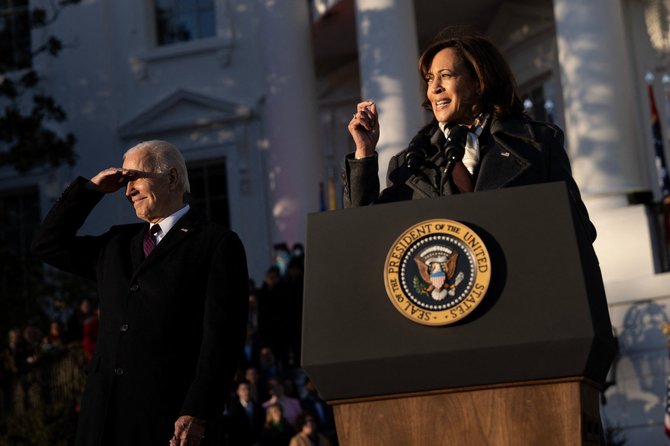 „AFP“/„Scanpix“/JAV prezidentas Joe Bidenas ir viceprezidentė Kamala Harris įstatymo pasirašymo ceremonijos metu