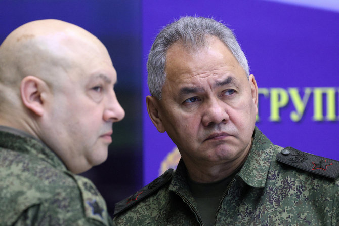 „Reuters“/„Scanpix“/Rusijos gynybos ministras Sergejus Šoigu ir generolas Sergejus Surovikinas