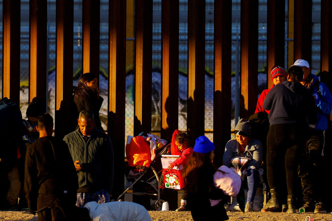 „Reuters“/„Scanpix“/Migrantų Kalėdos Meksikos pasienio mieste