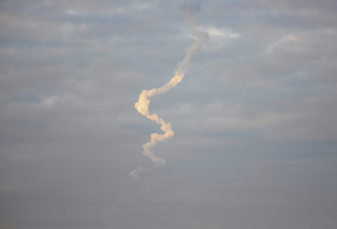 „Reuters“/„Scanpix“/Raketos pėdsakai virš Kyjivo