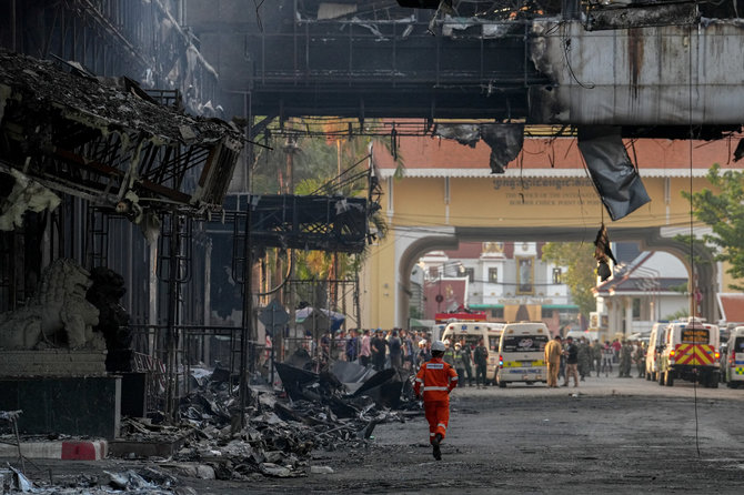 „Reuters“/„Scanpix“/Į gaisro vietą buvo išsiųsta 360 gelbėtojų ir 11 gaisrinės automobilių. 