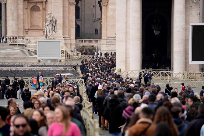 „AP“/„Scanpix“/Minios žmonių atvyko atsisveikinti su Benediktu XVI