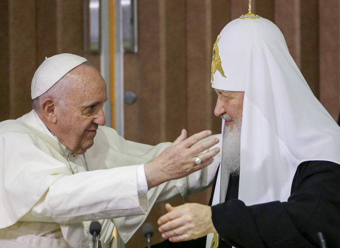 „AP“/„Scanpix“/Popiežius Pranciškus ir Rusijos ortodoksų bažnyčios patriarchas Kirilas