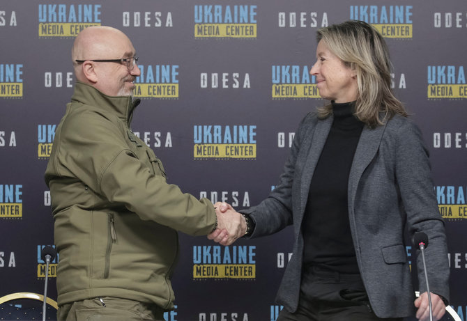 „Reuters“/„Scanpix“/Nyderlandų gynybos ministrė Kajsa Ollongren ir Ukrainos gynybos ministras Oleksijus Reznikovas