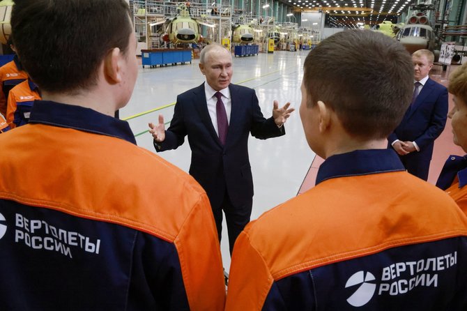 „AP“/„Scanpix“/Rusijos lyderis vizito gamykloje „Ulan-Ude Aviation Plant“ metu