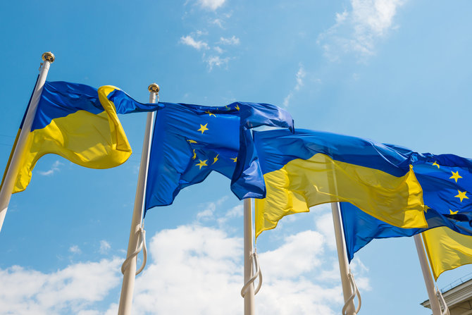 123RF.com nuotr./Ukrainos ir Europos Sąjungos vėliavos