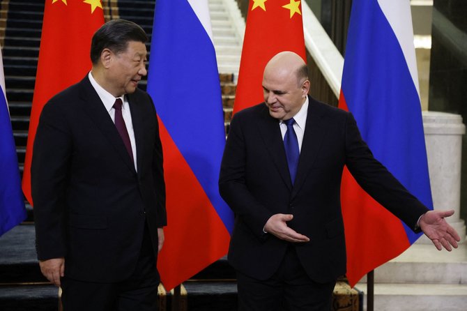 „AFP“/„Scanpix“/Kinijos lyderis Xi Jinpingas ir Rusijos premjeras M.Mišustinas