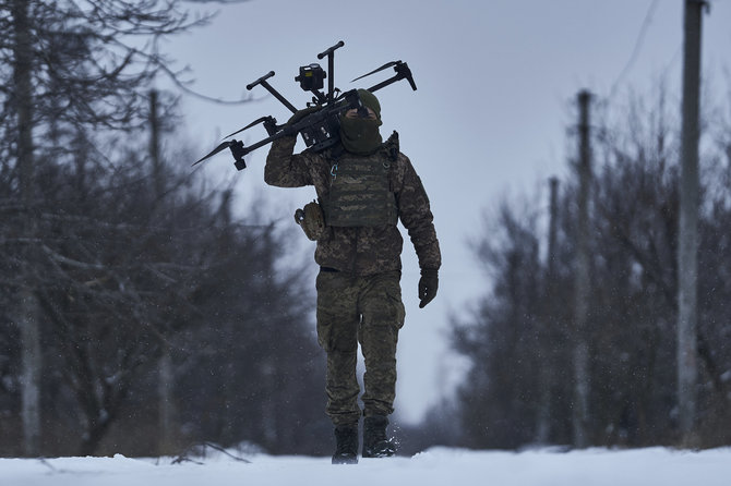 „AP“/„Scanpix“/Ukrainos karys su dronu