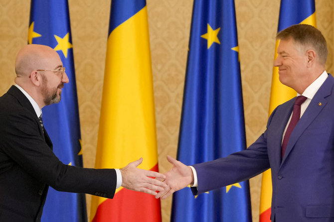 „AP“/„Scanpix“/Europos Vadovų Tarybos pirmininkas Charles'is Michelis ir Rumunijos prezidentas Klausas Iohannisas