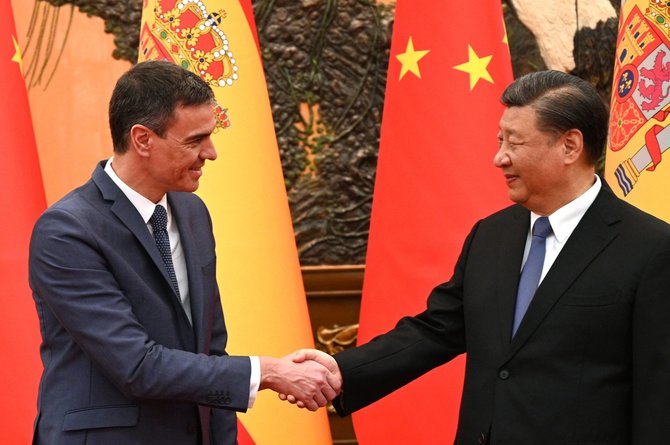 „AFP“/„Scanpix“/Ispanijos premjeras Pedro Sachezas ir Kinijos lyderis Xi Jinpingas