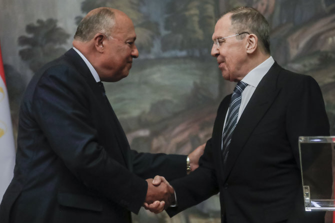 „AP“/„Scanpix“/Rusijos užsienio reikalų ministras Sergejus Lavrovas ir Egipto ministras Samehas Shoukry