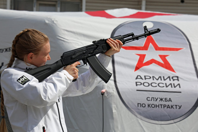 „Reuters“/„Scanpix“/Mobilus įdarbinimo punktas į Rusijos kariuomenę Simferopolyje